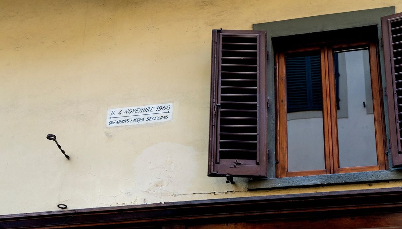 In diverse strade nel centro di Firenze ci sono targhe che ricordano l'altezza raggiunta dall'Arno nell'alluvione del 4 novembre 1966.