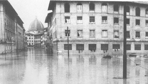L&rsquo;alluvione di Firenze compie 60 anni: cosa raccontano le targhe dell&rsquo;acqua sui muri della citt&agrave;