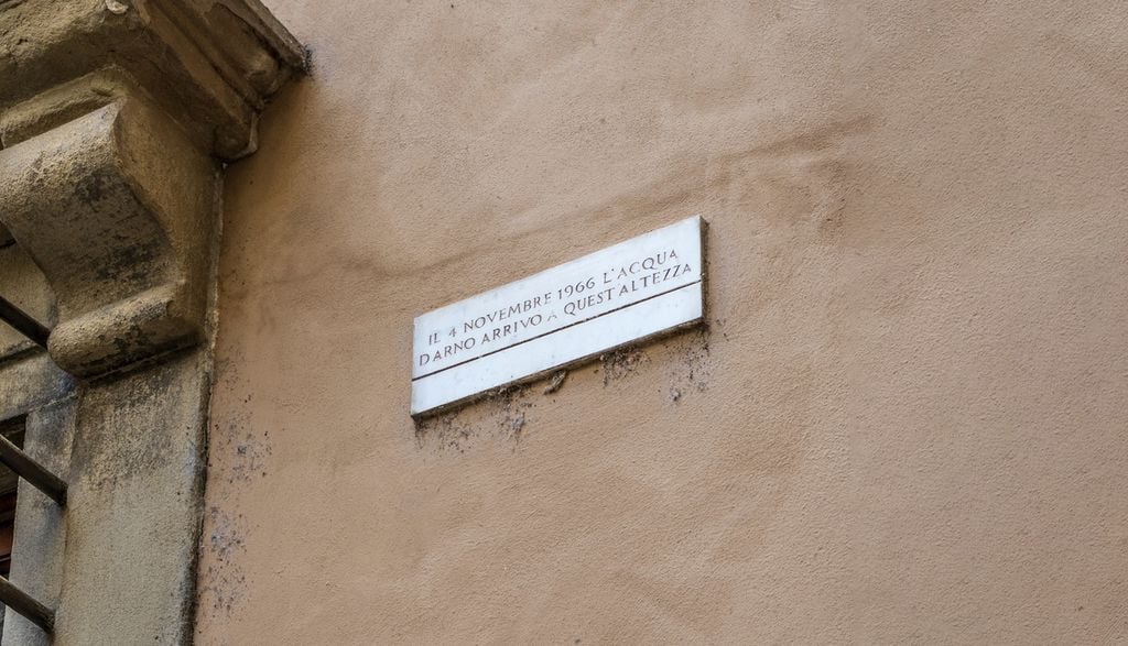 Un'altra targa indica a Firenze l'altezza raggiunta dall'Arno nel novembre del 1966.