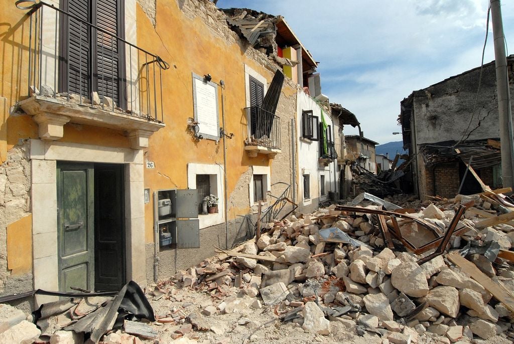 Oltre a L'Aquila anche decine di piccoli centri dell'Abruzzo vennero gravemente danneggiati dal sisma. L'area più colpita venne definita "cratere".