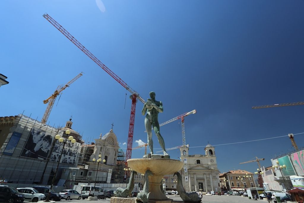 Negli ultimi anni L'Aquila e i comuni vicini sono stati dominati dalla presenza di gru per la ricostruzione degli edifici distrutti.