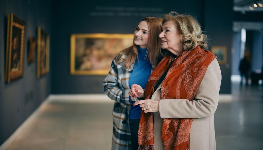 Une grand-mère et sa petite-fille au musée - un partage qui aide à mieux vieillir. Une grand-mère et sa petite-fille au musée - un partage qui aide à mieux vieillir.