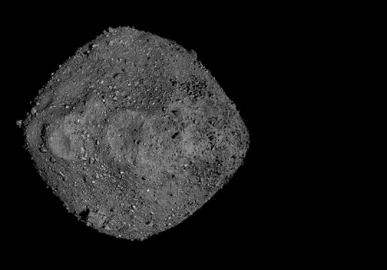 L'asteroide Bennu rivela un &ldquo;cocktail&rdquo; di molecole vitali che sfida ci&ograve; che credevamo sull'origine biologica