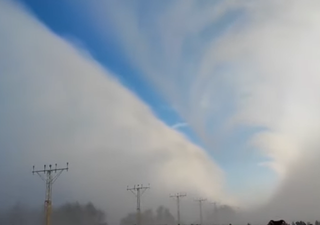 Atterraggio spettacolare, l'Antonov taglia il banco di nebbia! Video