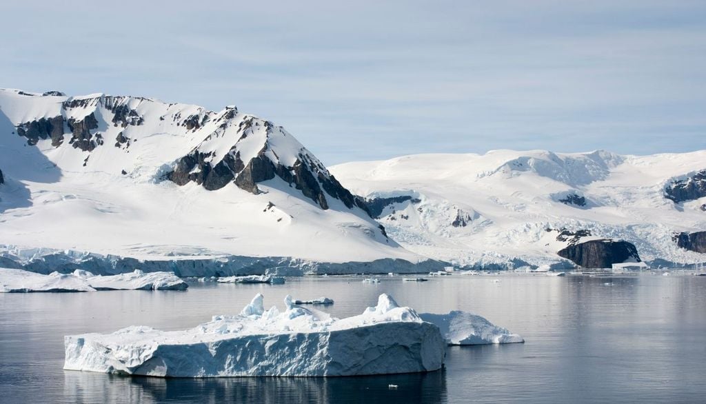 Antartide. La ricerca rivela che le emissioni di gas serra hanno aumentato il ritiro del ghiacciaio Pine Island tra il 18% e il 20% dagli anni '40. Ciò ha comportato un ulteriore arretramento di diversi chilometri verso la terraferma.