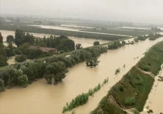 L'ennesima disastrosa alluvione mette sott'acqua la Romagna, fiumi tracimati e interi comuni sommersi: i video