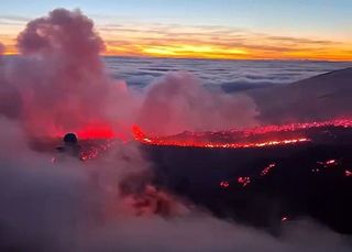 The eruption of Etna does not stop and offers a striking spectacle: a wall of lava advances over the snow, the images