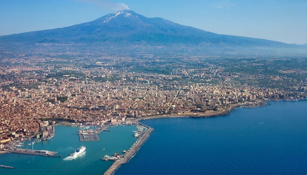 Per decenni, l'attività dell'Etna è stata classificata come prevalentemente effusiva, caratterizzata da flussi lavici lenti che permettevano una convivenza tutto sommato pacifica con le popolazioni locali. Ma ora il vulcano sta iniziando a cambiare volto.