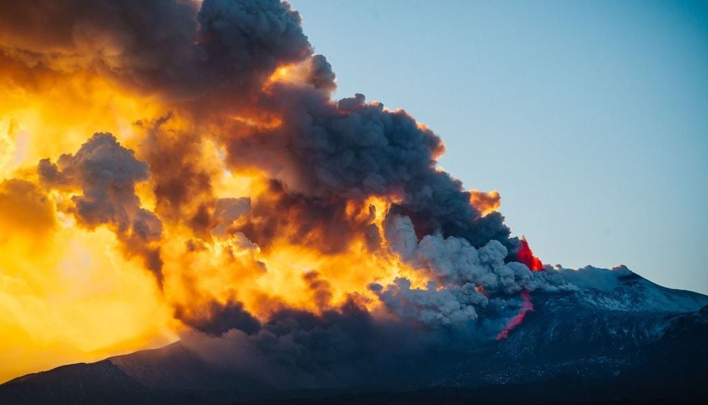 La cenere vulcanica non è semplice polvere, ma è composta da frammenti di roccia vetrosa estremamente abrasivi. Per l'aviazione civile, rappresenta un pericolo di massima allerta, poiché può graffiare i parabrezza dei velivoli, compromettere i sensori di bordo.