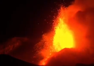 Itália: vulcão Etna entra em erupção e produz rios de lavas!