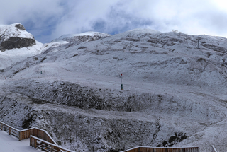 L'hiver s'invite déjà en France ! Les premiers flocons de neige sont tombés à moyenne altitude... 