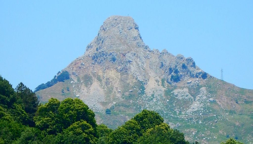 Rocca di Novara. I boschi attorno alla Rocca di Novara offrono numerosi itinerari escursionistici ideali per gli amanti del trekking e della natura.