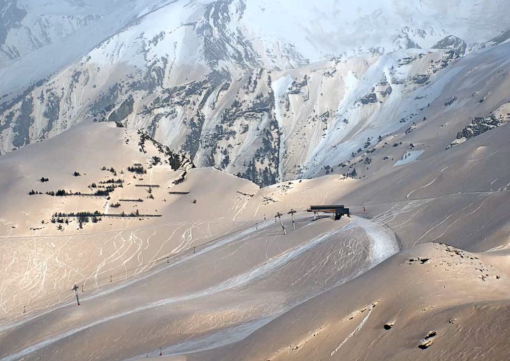 Les montagnes des Pyrénées se sont littéralement transformées en dunes de sable ce mardi matin !