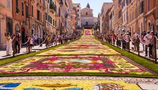 Infiorata di Genzano 2026: cosa c&rsquo;&egrave; da sapere sulla grande festa che saluta l'estate con migliaia di fiori colorati