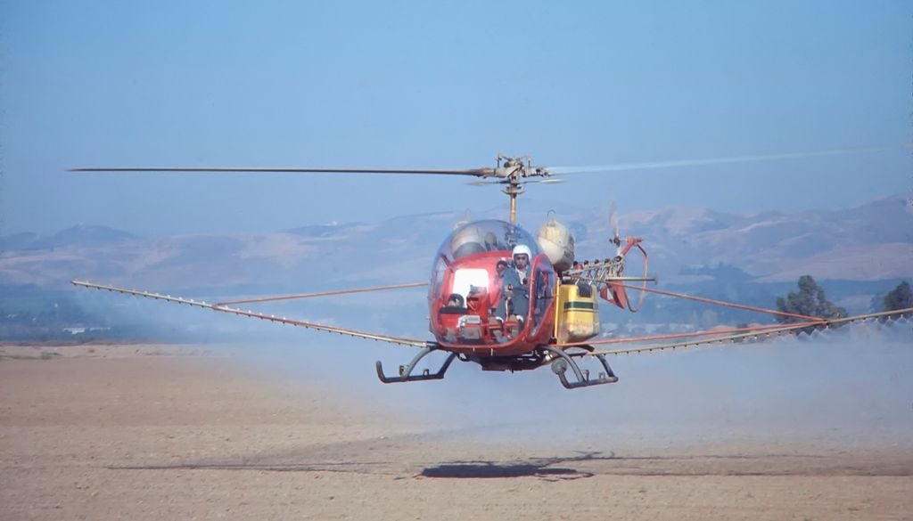 I pesticidi clorurati, tra cui spiccano il celebre DDT, il lindano, l'aldrin e il dieldrin, per decenni sono stati sparsi massicciamente in nell'agricoltura intensiva e nelle campagne di disinfestazione antimalarica. La loro struttura lipofila (ossia con un'elevata affinità per i grassi) e la scarsa solubilità in acqua ne hanno favorito il legame duraturo alle particelle organiche del suolo e il trasferimento nei sedimenti acquatici.