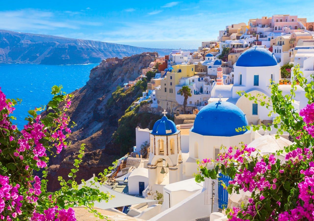 L'île de Santorin est l'une des plus belles et des plus romantiques au monde.