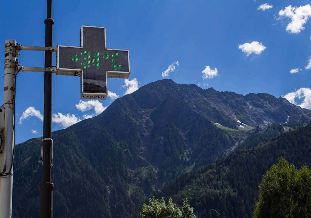 Premesso che i visori stradali spesso non sono attendibili, l'immagine mostra Courmayer ai piedi del monte Bianco: sarà molto caldo anche in montagna, con zero termico a 5000 m sulle Alpi.