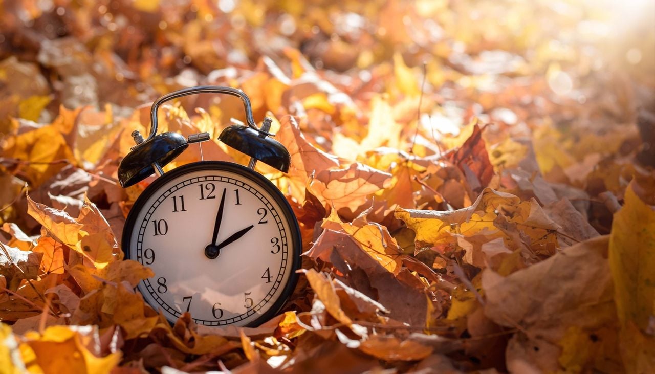 Il cambio d'ora due volte l'anno ha gli anni contati? Forse sì, ma scegliere quale orario adottare non è così immediato né facile.