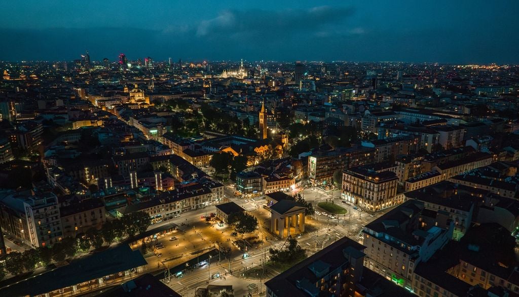 Questa immagine di Milano potrebbe essere quella di una mattina di inverno intorno alle 9 del mattino, se venisse adottata in Italia l'ora legale permanente.