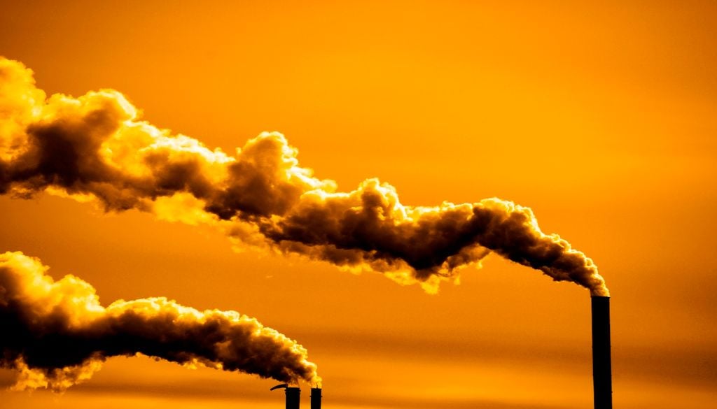 La maggior parte delle emissioni di CO2 in atmosfera proviene dall'uso dei combustibili fossili, in foto le ciminiere di una centrale termoelettrica a carbone