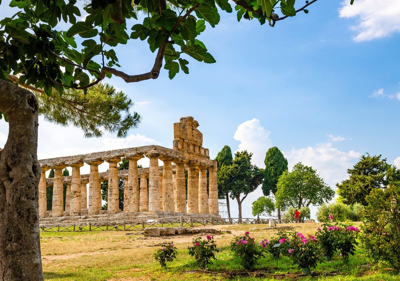 Un meraviglioso tempio greco tra la vegetazione mediterranea