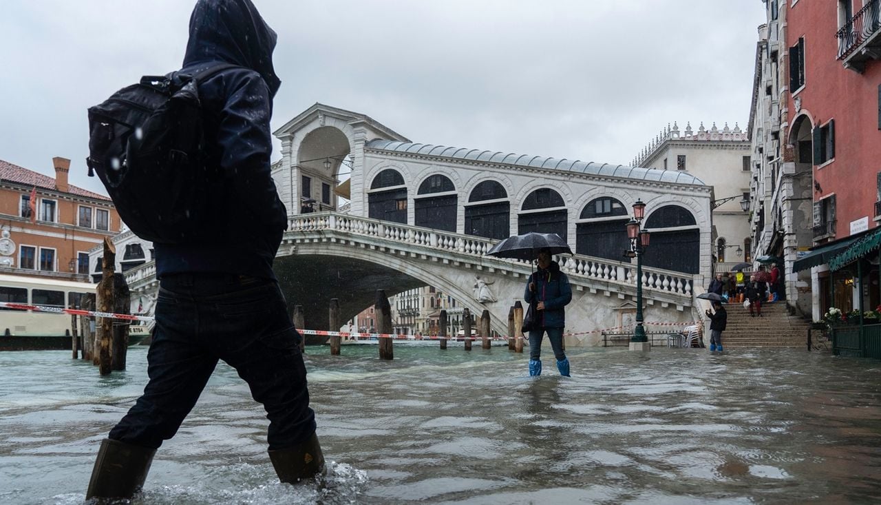 Il 12 novembre del 2019, un anno dopo, ci fu un evento di acqua alta ancora più eccezionale a Venezia (che viene mostrato in questa foto d'archivio).