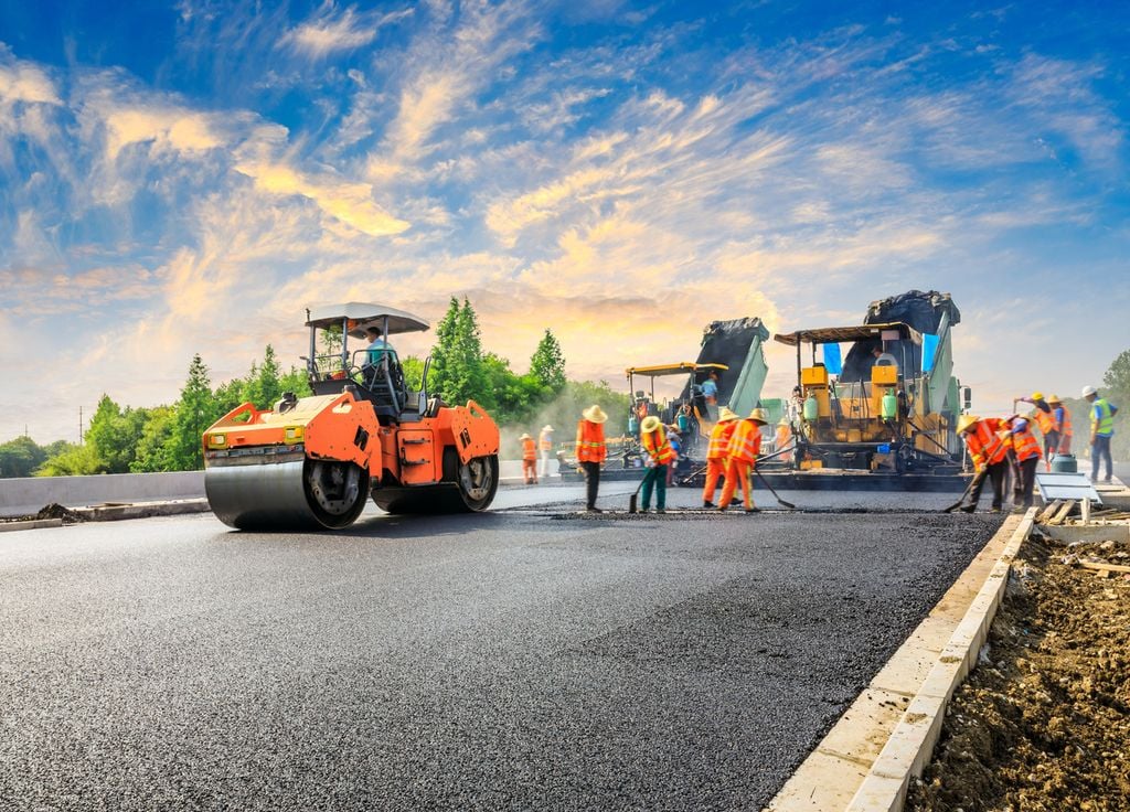 Construction de routes à l'aide d'asphalte à base de cendres de bagasse de canne à sucre, une solution durable qui améliore la durabilité des chaussées et réduit l'impact sur l'environnement.