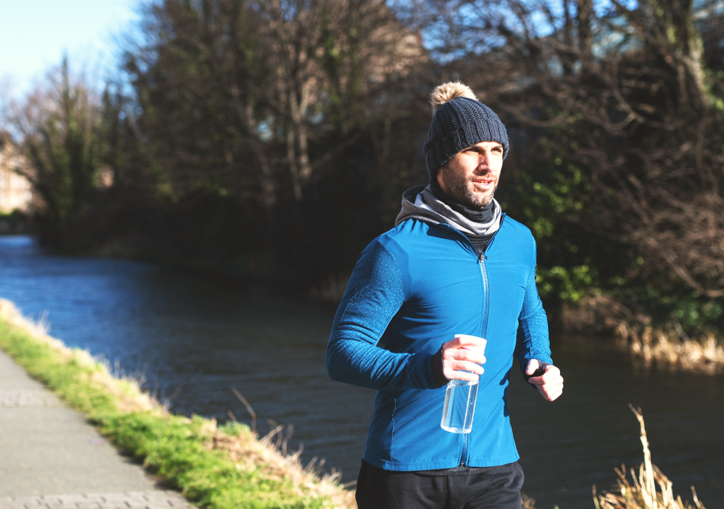 Si te gusta hacer deporte en las mañanas, debes protegerte de las bajas temperaturas con ropa adecuada.