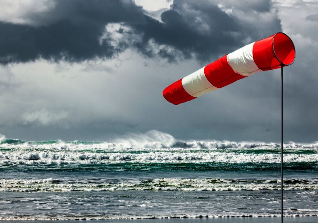 La borrasca Ingrid generará un importante temporal de poniente durante el fin de semana, con rachas intensas y olas de hasta 6 metros.