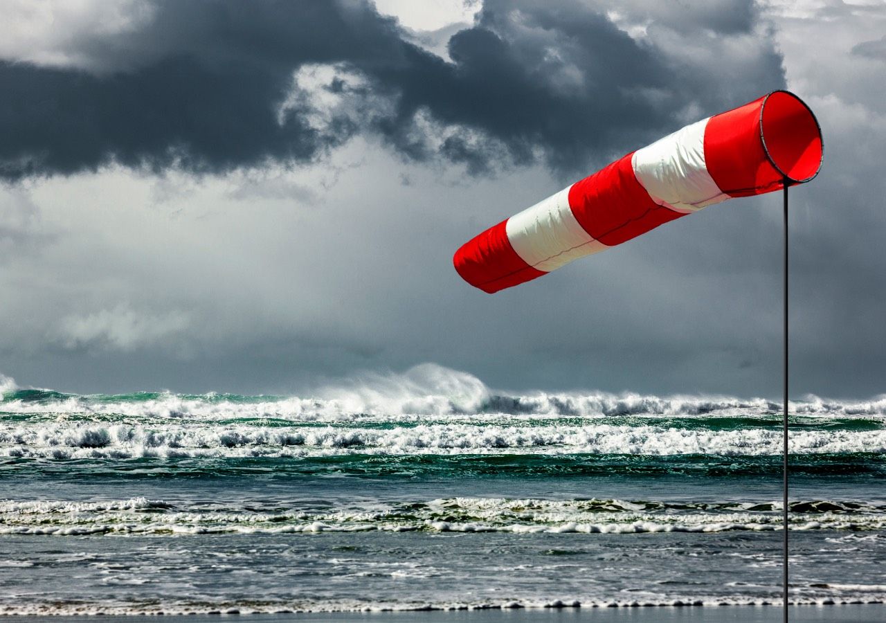 La borrasca Ingrid generará un importante temporal de poniente durante el fin de semana, con rachas intensas y olas de hasta 6 metros.