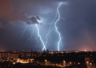 La AEMET multiplica los avisos: media Espa&ntilde;a en riesgo por lluvias y tormentas hasta las diez de la noche