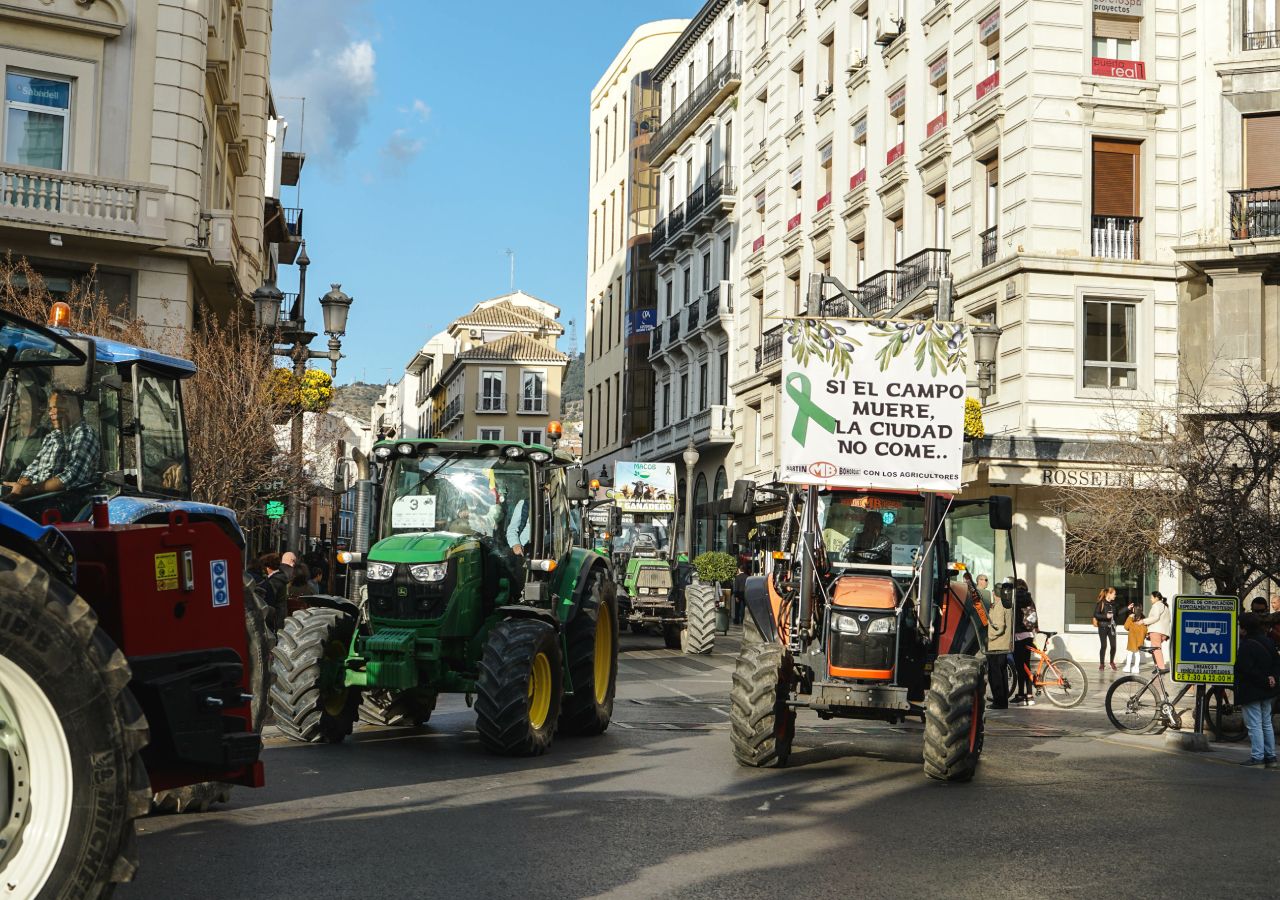 Daniaud LCS - Le réseau s'agrandit !⛅️ La semaine dernière nous avons mis  en place un pluviomètre et un anémomètre connecté Weenat chez l'un de nos  agriculteurs. N'hésitez pas à nous contacter