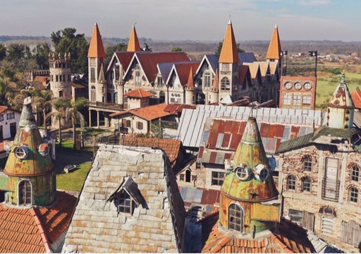 La aldea medieval a minutos de Buenos Aires que te llevar&aacute; a Games of Thrones y fue construida con materiales reciclados
