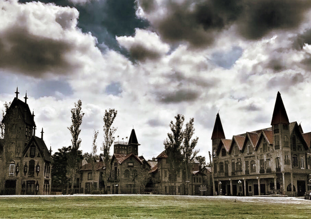 Campanopolis El lugar tiene una iglesia medieval, casitas del bosque, puentes y lagos. Foto: X @campanopolis