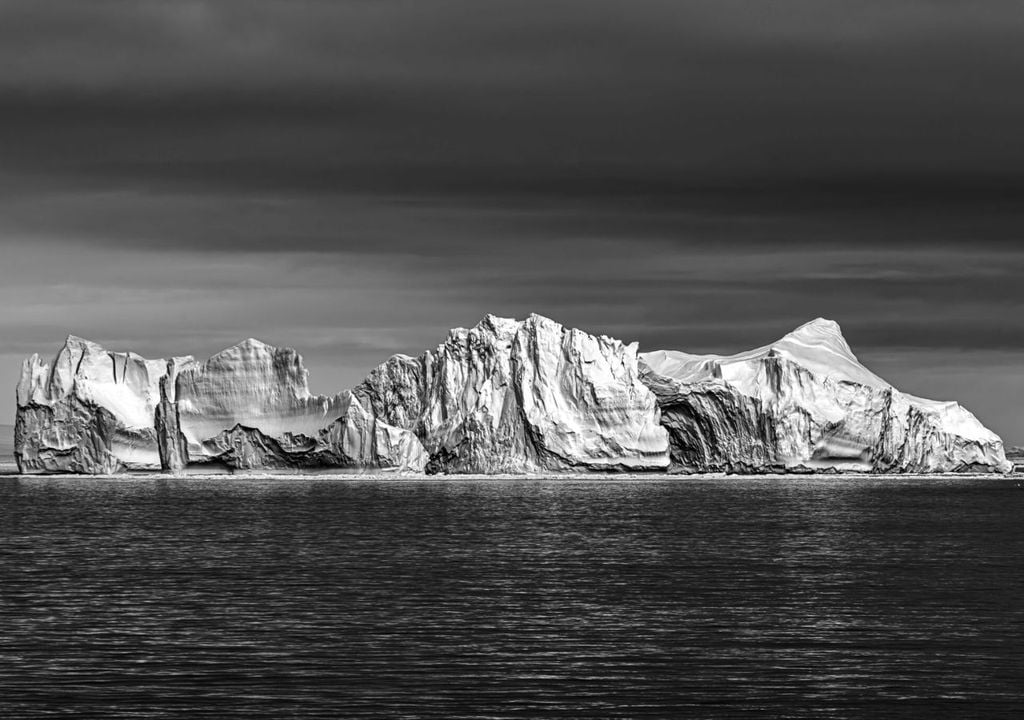 La medalla de bronce fue otorgada a su fotografía llamada “El gigante de hielo dormido en la Antártica”, la cual retrata a un iceberg en medio del océano Austral. Créditos de la imagen: Gonzalo Bertolotto e INACH.