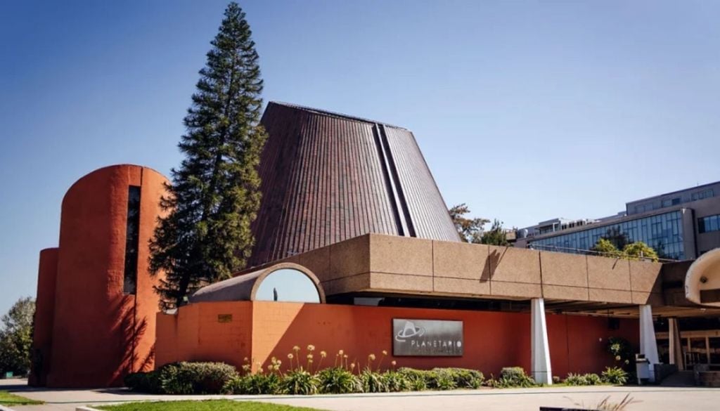 Esa historia tiene un vínculo inesperado con Chile, ya que el Planetario Usach todavía opera con un proyector Carl Zeiss VI, una evolución de aquellos primeros modelos alemanes. Créditos imagen: Planetario Usach.