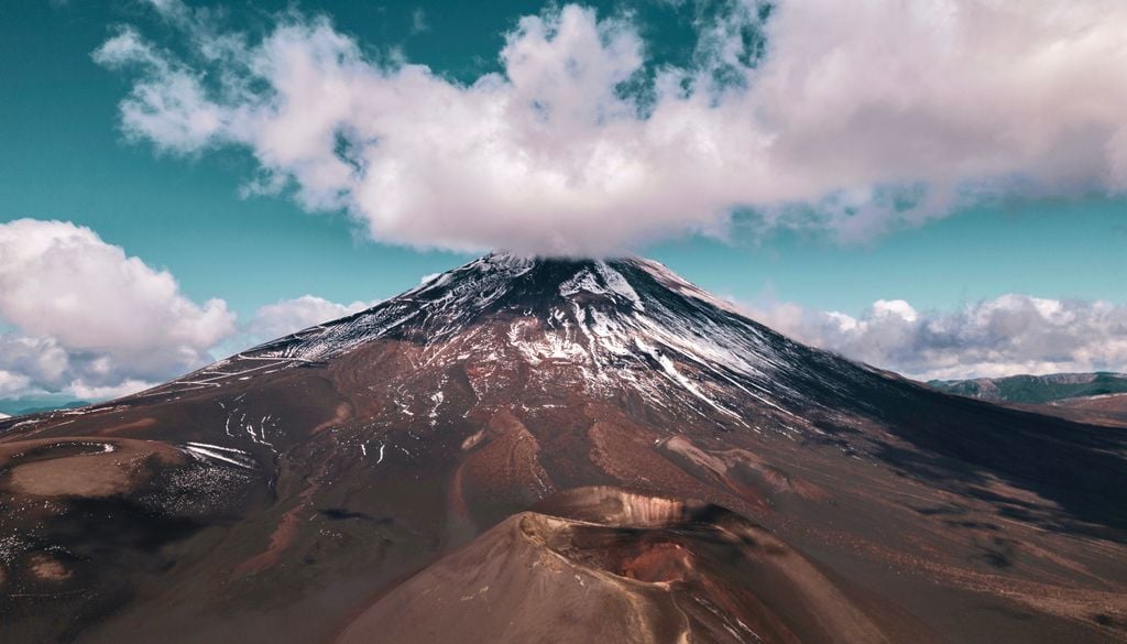 Volcán Lonquimay y Cráter Navidad. El trekking al Cráter Navidad es uno de los más populares de Lonquimay.
