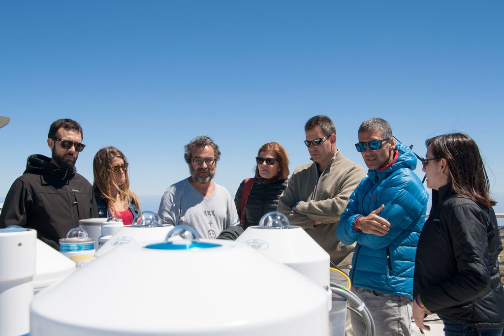 Varios miembros de ACOMET prestan atención a las explicaciones durante el recorrido por las instalaciones del Observatorio.