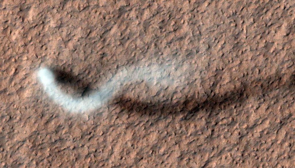 Diablo de polvo Imagen de un diablo de polvo y su sombra serpenteante sobre la superficie marciana captada por la sonda Mars Reconnaissance Orbiter de la NASA el 16 de febrero de 2012. © NASA/JPL-Caltech/Universidad de Arizona