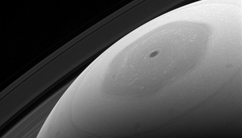 Saturno decagono hexagono La corriente en chorro polar hexagonal de Saturno es la característica más destacada en casi todas las imágenes de la región polar norte de Saturno. Crédito: NASA/JPL-Caltech/Space Science Institute.