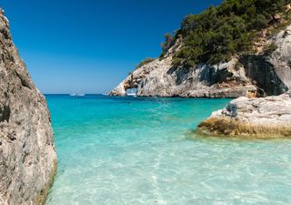 La baia segreta della Sardegna con acque smeraldo e scogli bianchi: un paradiso che si raggiunge solo a piedi 