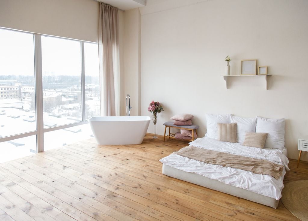 L'intérieur très épuré d'un appartement.