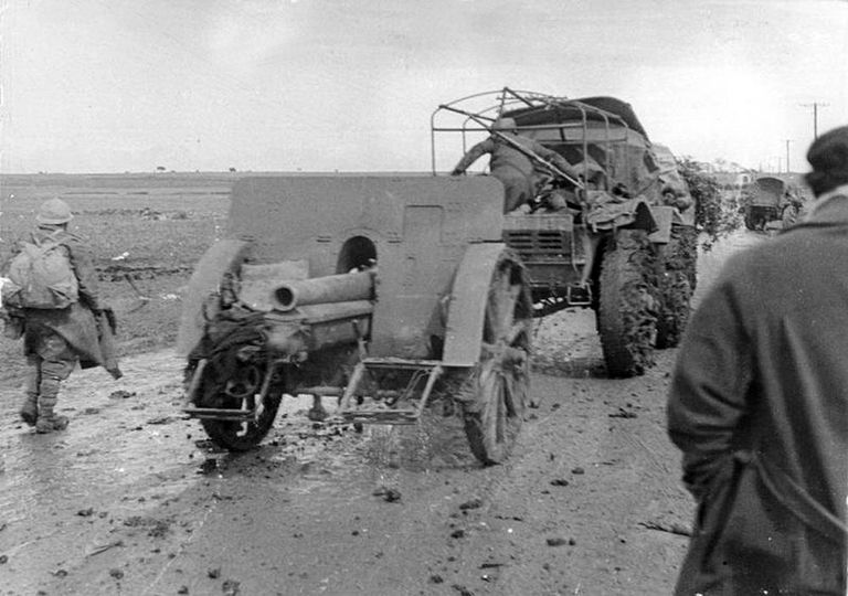 Cuando las unidades mecanizadas tenían que salir de las carreteras para desplegarse y evitar los ataques de los tanques o de los aviones, se quedaban atrapadas en el barro del páramo alcarreño. Cuando las unidades mecanizadas tenían que salir de las carreteras para desplegarse y evitar los ataques de los tanques o de los aviones, se quedaban atrapadas en el barro del páramo alcarreño.