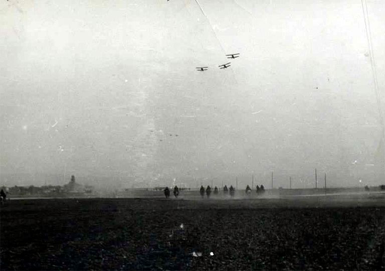 Caballería franquista avanzando escoltada por la aviación. Caballería franquista avanzando escoltada por la aviación.