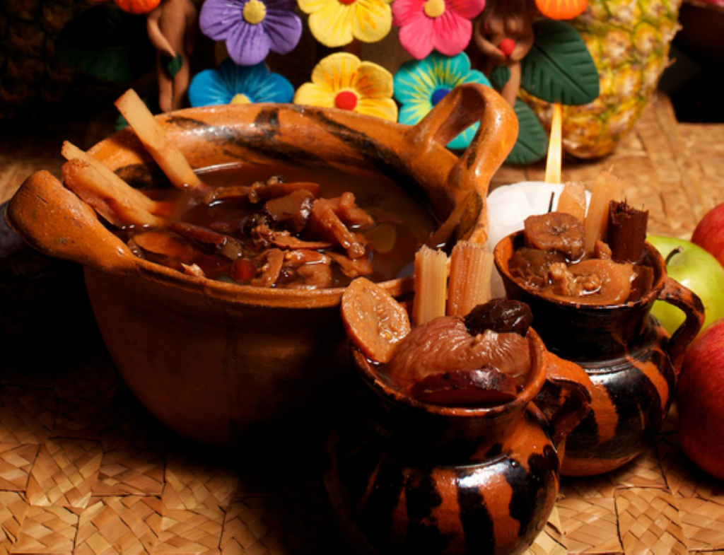 La receta tradicional en nuestro país se prepara con caña, ciruela pasa, manzana, canela, tejocote, guayaba y piloncillo.