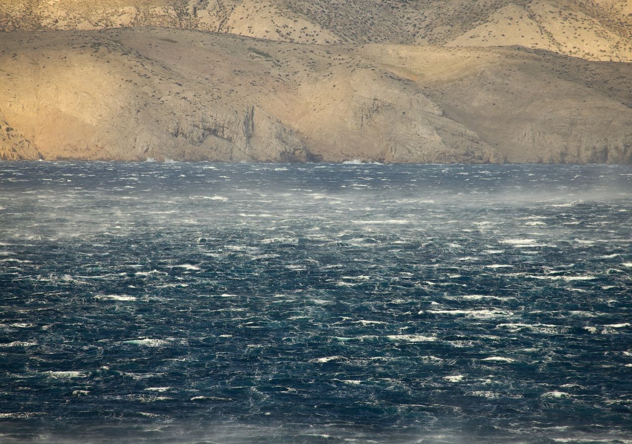 La Bora è un vento costituito da masse d’aria fredde che per azione della forza di gravità scendono a gran velocità dai rilievi del Carso, riversandosi con potenti e turbolenti raffiche di caduta lungo il Golfo di Trieste e le coste del medio-alto Adriatico.