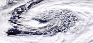 La borrasca Dennis se sigue profundizando en el día de hoy: 920 hPa