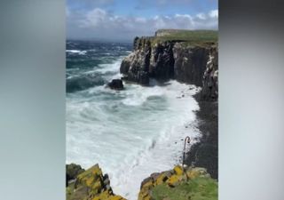 ¡La borrasca Floris azota el norte de Escocia (Reino Unido)! Ha dejado vientos de más de 120 km/h y olas gigantescas