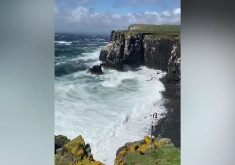 ¡La borrasca Floris azota el norte de Escocia (Reino Unido)! Ha dejado vientos de más de 120 km/h y olas gigantescas