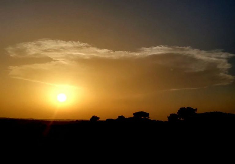 Atardecer con calima el 25 de abril en Valencia de Alcántara (Cáceres). Fotografía de Álvaro Rodríguez. Atardecer con calima el 25 de abril en Valencia de Alcántara (Cáceres). Fotografía de Álvaro Rodríguez.